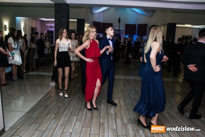 Zdjęcie w galerii na portalu naszwodzislaw.com: Tak na swojej studni&oacute;wce bawią się uczniowie LO w Rydułtowach wiadomości z regionu