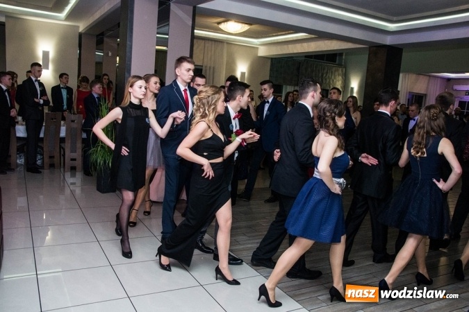 Zdjęcie w galerii na portalu naszwodzislaw.com: Tak na swojej studni&oacute;wce bawią się uczniowie LO w Rydułtowach wiadomości z regionu