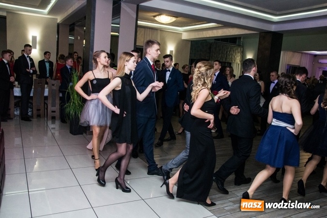 Zdjęcie w galerii na portalu naszwodzislaw.com: Tak na swojej studni&oacute;wce bawią się uczniowie LO w Rydułtowach wiadomości z regionu