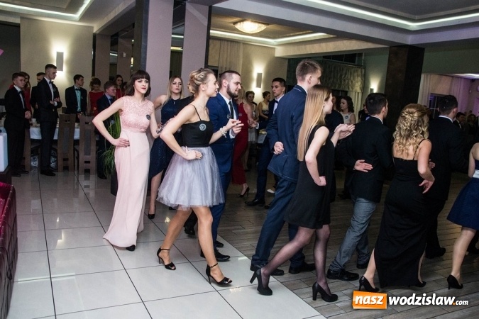 Zdjęcie w galerii na portalu naszwodzislaw.com: Tak na swojej studni&oacute;wce bawią się uczniowie LO w Rydułtowach wiadomości z regionu