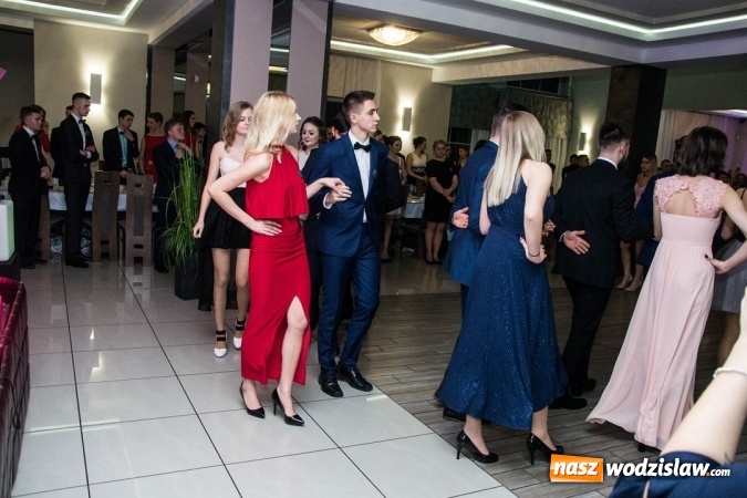 Zdjęcie w galerii na portalu naszwodzislaw.com: Tak na swojej studni&oacute;wce bawią się uczniowie LO w Rydułtowach wiadomości z regionu