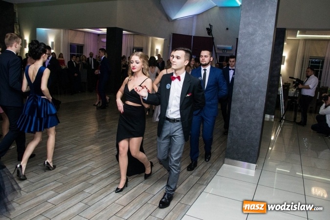 Zdjęcie w galerii na portalu naszwodzislaw.com: Tak na swojej studni&oacute;wce bawią się uczniowie LO w Rydułtowach wiadomości z regionu