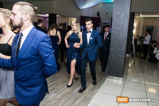 Zdjęcie w galerii na portalu naszwodzislaw.com: Tak na swojej studni&oacute;wce bawią się uczniowie LO w Rydułtowach wiadomości z regionu