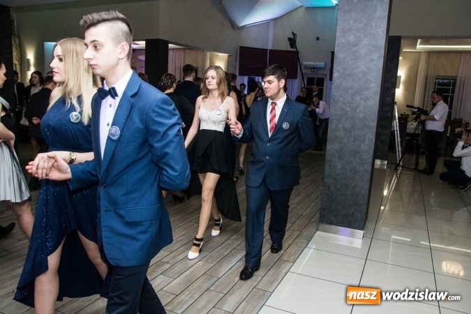 Zdjęcie w galerii na portalu naszwodzislaw.com: Tak na swojej studni&oacute;wce bawią się uczniowie LO w Rydułtowach wiadomości z regionu