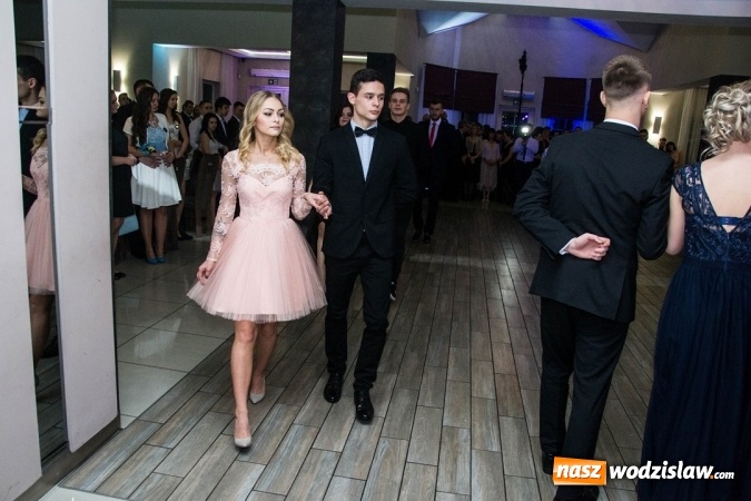 Zdjęcie w galerii na portalu naszwodzislaw.com: Tak na swojej studni&oacute;wce bawią się uczniowie LO w Rydułtowach wiadomości z regionu