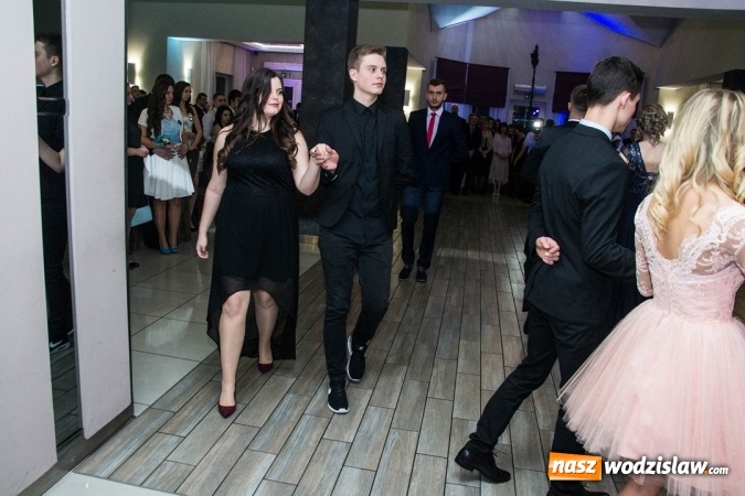 Zdjęcie w galerii na portalu naszwodzislaw.com: Tak na swojej studni&oacute;wce bawią się uczniowie LO w Rydułtowach wiadomości z regionu