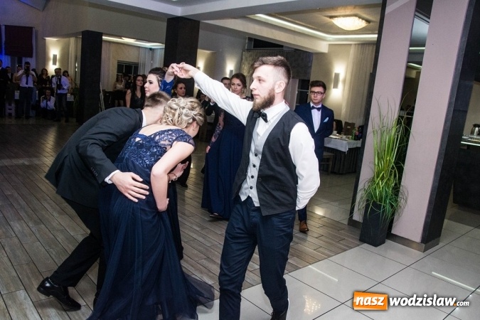 Zdjęcie w galerii na portalu naszwodzislaw.com: Tak na swojej studni&oacute;wce bawią się uczniowie LO w Rydułtowach wiadomości z regionu