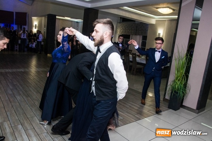 Zdjęcie w galerii na portalu naszwodzislaw.com: Tak na swojej studni&oacute;wce bawią się uczniowie LO w Rydułtowach wiadomości z regionu