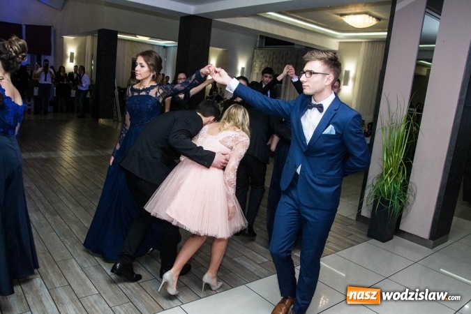 Zdjęcie w galerii na portalu naszwodzislaw.com: Tak na swojej studni&oacute;wce bawią się uczniowie LO w Rydułtowach wiadomości z regionu