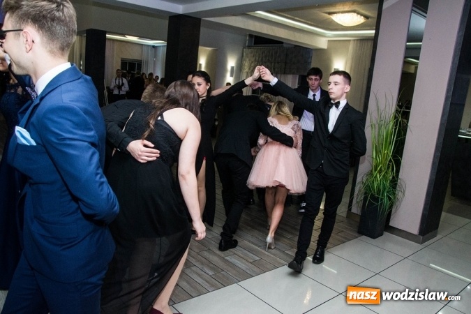 Zdjęcie w galerii na portalu naszwodzislaw.com: Tak na swojej studni&oacute;wce bawią się uczniowie LO w Rydułtowach wiadomości z regionu