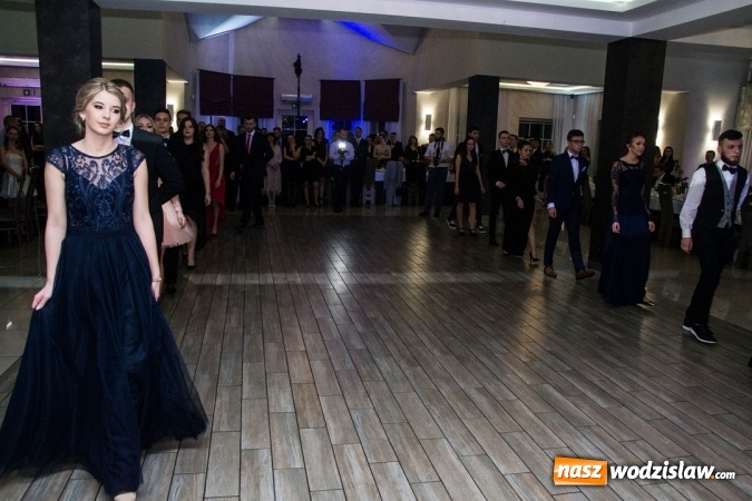 Zdjęcie w galerii na portalu naszwodzislaw.com: Tak na swojej studni&oacute;wce bawią się uczniowie LO w Rydułtowach wiadomości z regionu