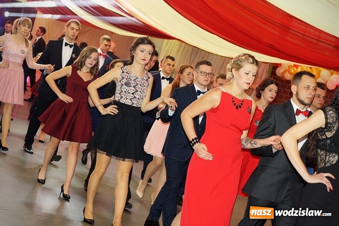 Zdjęcie w galerii na portalu naszwodzislaw.com: Studni&oacute;wka wodzisławskiego Ekonomika. Tak bawią się trzy klasy wiadomości z regionu