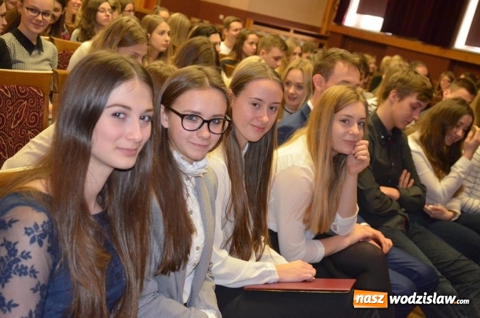 Zdjęcie w galerii na portalu naszwodzislaw.com: Zyskują, dając siebie. Kolejni uczniowie podejmują służbę wolontariacką wiadomości z regionu