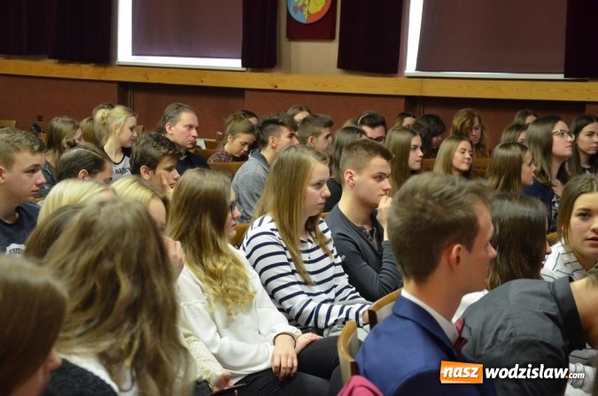 Zdjęcie w galerii na portalu naszwodzislaw.com: Zyskują, dając siebie. Kolejni uczniowie podejmują służbę wolontariacką wiadomości z regionu