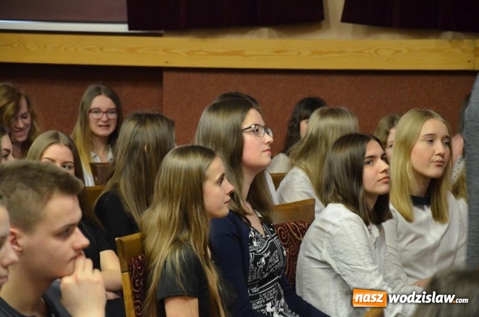 Zdjęcie w galerii na portalu naszwodzislaw.com: Zyskują, dając siebie. Kolejni uczniowie podejmują służbę wolontariacką wiadomości z regionu