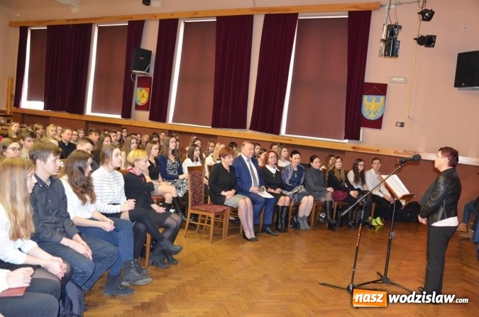 Zdjęcie w galerii na portalu naszwodzislaw.com: Zyskują, dając siebie. Kolejni uczniowie podejmują służbę wolontariacką wiadomości z regionu
