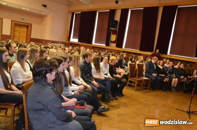 Zdjęcie w galerii na portalu naszwodzislaw.com: Zyskują, dając siebie. Kolejni uczniowie podejmują służbę wolontariacką wiadomości z regionu