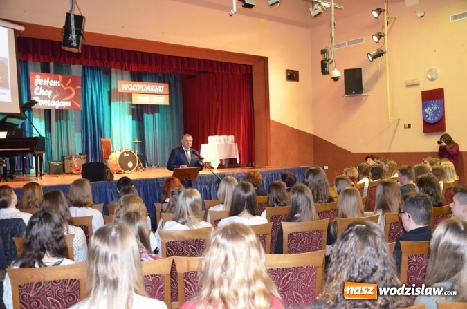 Zdjęcie w galerii na portalu naszwodzislaw.com: Zyskują, dając siebie. Kolejni uczniowie podejmują służbę wolontariacką wiadomości z regionu