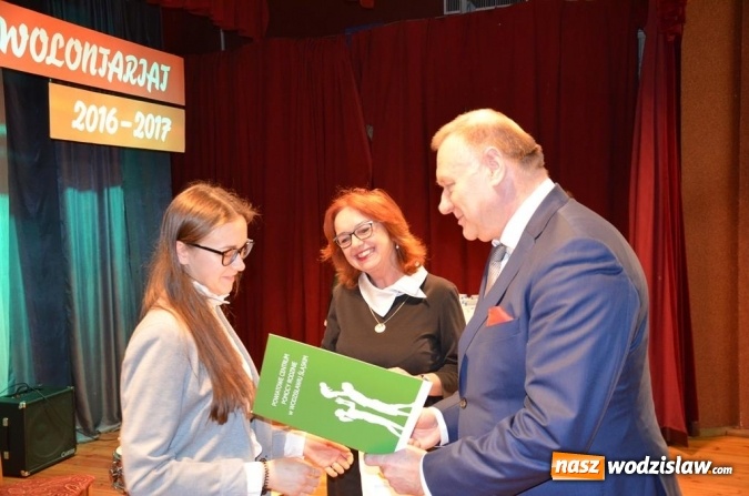 Zdjęcie w galerii na portalu naszwodzislaw.com: Zyskują, dając siebie. Kolejni uczniowie podejmują służbę wolontariacką wiadomości z regionu