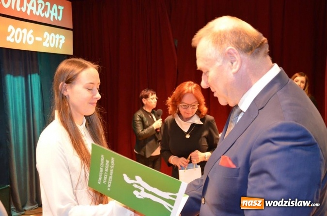 Zdjęcie w galerii na portalu naszwodzislaw.com: Zyskują, dając siebie. Kolejni uczniowie podejmują służbę wolontariacką wiadomości z regionu