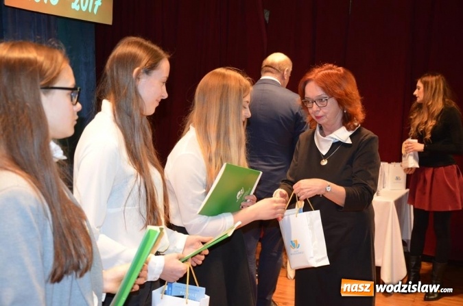 Zdjęcie w galerii na portalu naszwodzislaw.com: Zyskują, dając siebie. Kolejni uczniowie podejmują służbę wolontariacką wiadomości z regionu