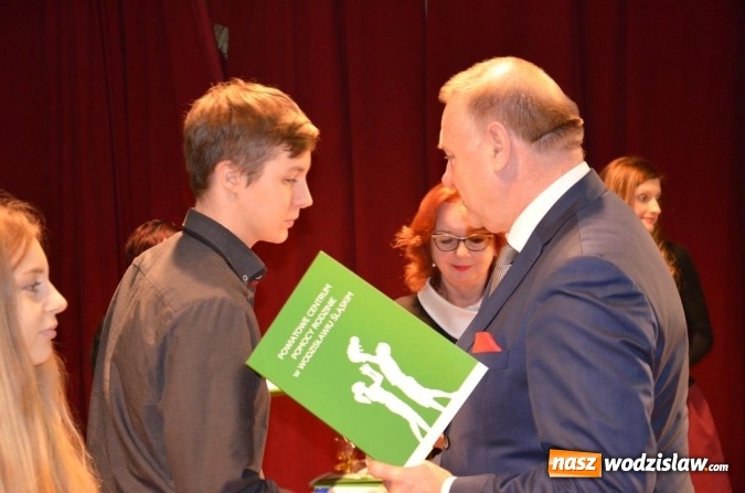 Zdjęcie w galerii na portalu naszwodzislaw.com: Zyskują, dając siebie. Kolejni uczniowie podejmują służbę wolontariacką wiadomości z regionu