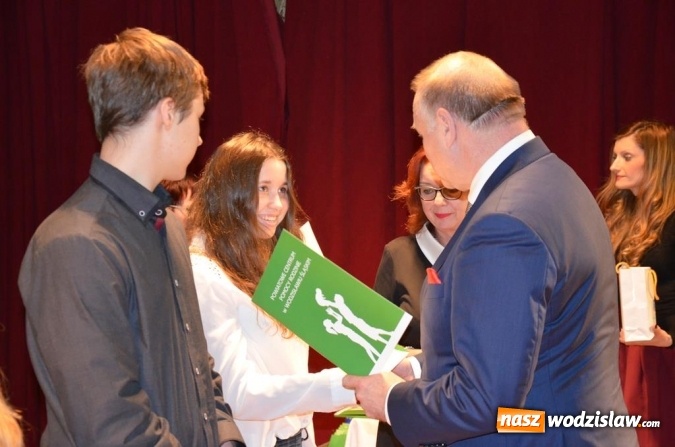 Zdjęcie w galerii na portalu naszwodzislaw.com: Zyskują, dając siebie. Kolejni uczniowie podejmują służbę wolontariacką wiadomości z regionu