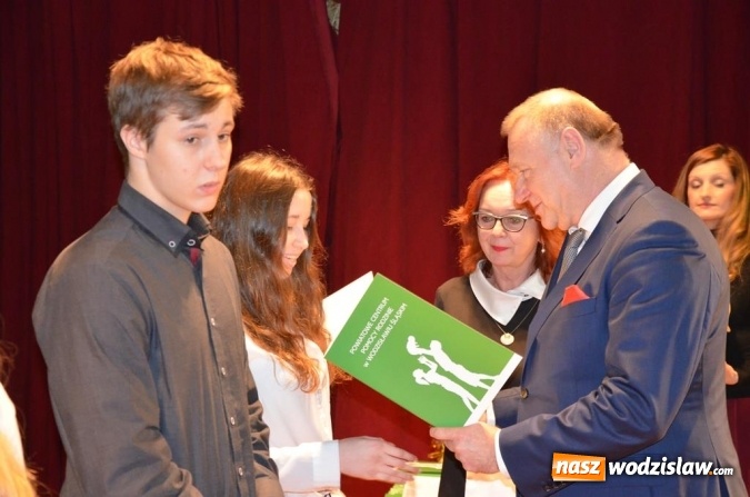 Zdjęcie w galerii na portalu naszwodzislaw.com: Zyskują, dając siebie. Kolejni uczniowie podejmują służbę wolontariacką wiadomości z regionu