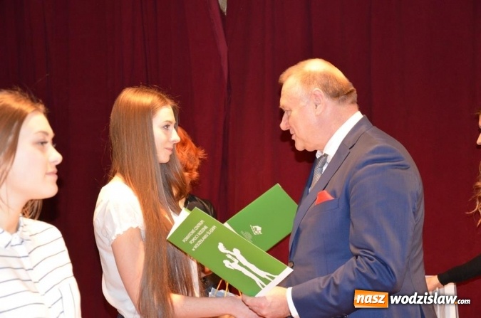 Zdjęcie w galerii na portalu naszwodzislaw.com: Zyskują, dając siebie. Kolejni uczniowie podejmują służbę wolontariacką wiadomości z regionu