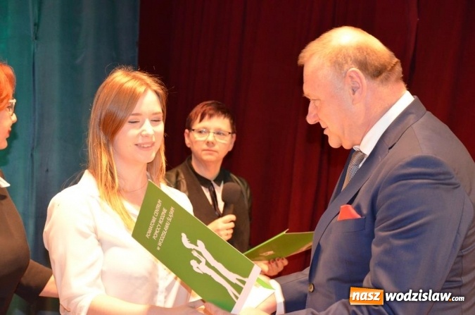 Zdjęcie w galerii na portalu naszwodzislaw.com: Zyskują, dając siebie. Kolejni uczniowie podejmują służbę wolontariacką wiadomości z regionu