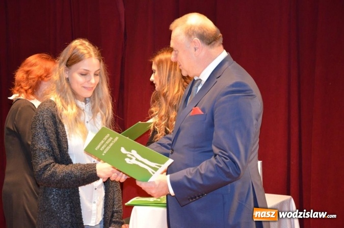 Zdjęcie w galerii na portalu naszwodzislaw.com: Zyskują, dając siebie. Kolejni uczniowie podejmują służbę wolontariacką wiadomości z regionu