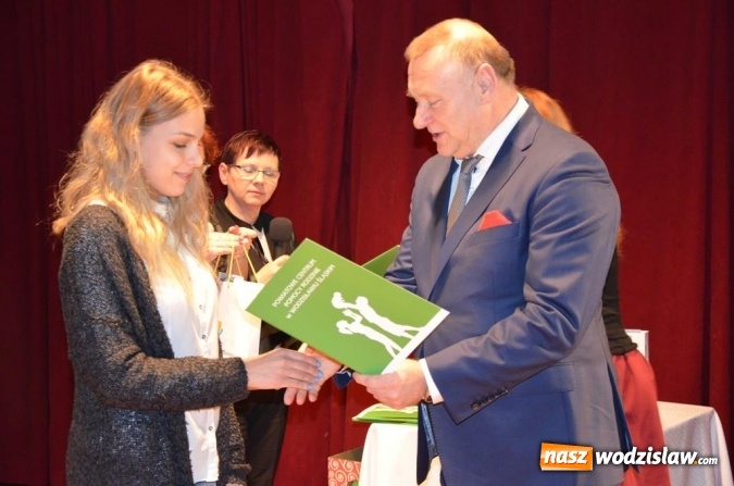 Zdjęcie w galerii na portalu naszwodzislaw.com: Zyskują, dając siebie. Kolejni uczniowie podejmują służbę wolontariacką wiadomości z regionu