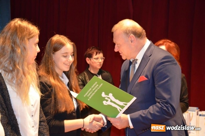 Zdjęcie w galerii na portalu naszwodzislaw.com: Zyskują, dając siebie. Kolejni uczniowie podejmują służbę wolontariacką wiadomości z regionu