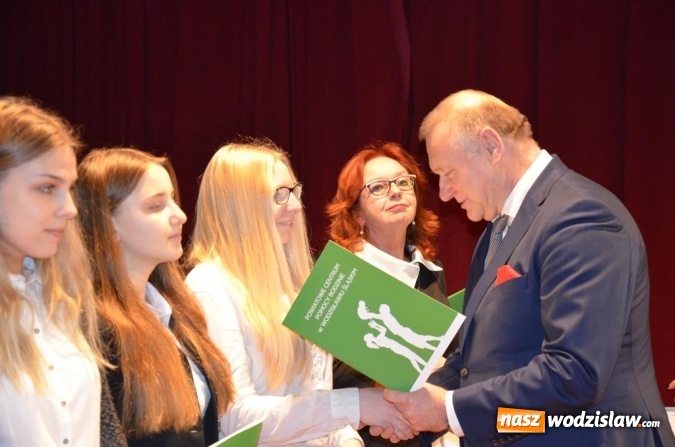 Zdjęcie w galerii na portalu naszwodzislaw.com: Zyskują, dając siebie. Kolejni uczniowie podejmują służbę wolontariacką wiadomości z regionu