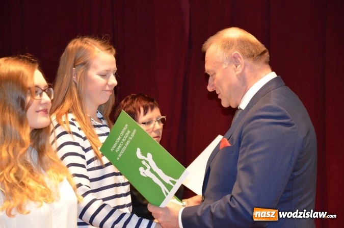 Zdjęcie w galerii na portalu naszwodzislaw.com: Zyskują, dając siebie. Kolejni uczniowie podejmują służbę wolontariacką wiadomości z regionu