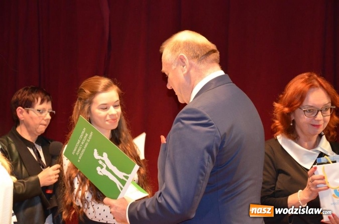 Zdjęcie w galerii na portalu naszwodzislaw.com: Zyskują, dając siebie. Kolejni uczniowie podejmują służbę wolontariacką wiadomości z regionu