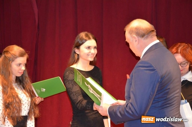 Zdjęcie w galerii na portalu naszwodzislaw.com: Zyskują, dając siebie. Kolejni uczniowie podejmują służbę wolontariacką wiadomości z regionu