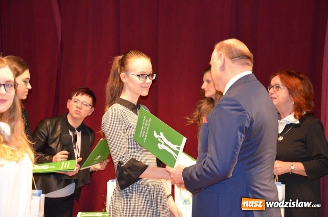 Zdjęcie w galerii na portalu naszwodzislaw.com: Zyskują, dając siebie. Kolejni uczniowie podejmują służbę wolontariacką wiadomości z regionu