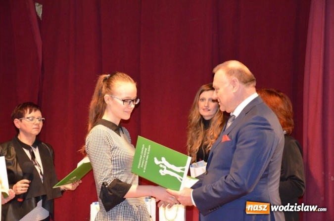 Zdjęcie w galerii na portalu naszwodzislaw.com: Zyskują, dając siebie. Kolejni uczniowie podejmują służbę wolontariacką wiadomości z regionu