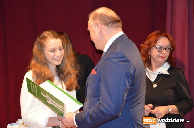 Zdjęcie w galerii na portalu naszwodzislaw.com: Zyskują, dając siebie. Kolejni uczniowie podejmują służbę wolontariacką wiadomości z regionu