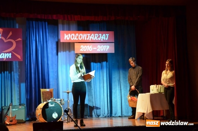 Zdjęcie w galerii na portalu naszwodzislaw.com: Zyskują, dając siebie. Kolejni uczniowie podejmują służbę wolontariacką wiadomości z regionu