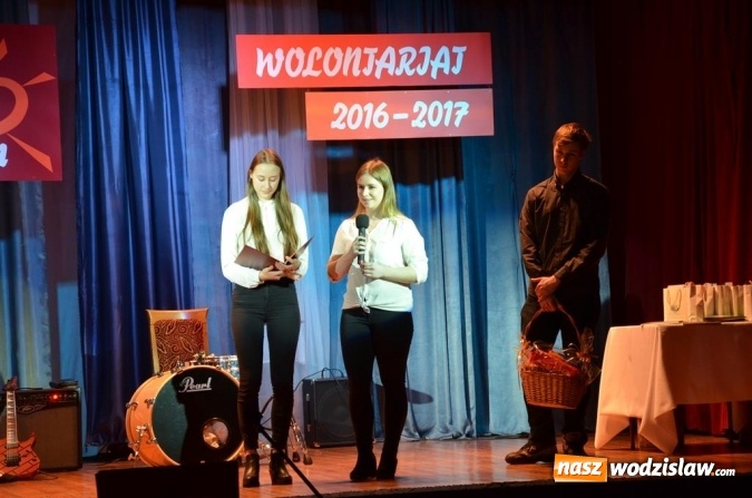 Zdjęcie w galerii na portalu naszwodzislaw.com: Zyskują, dając siebie. Kolejni uczniowie podejmują służbę wolontariacką wiadomości z regionu