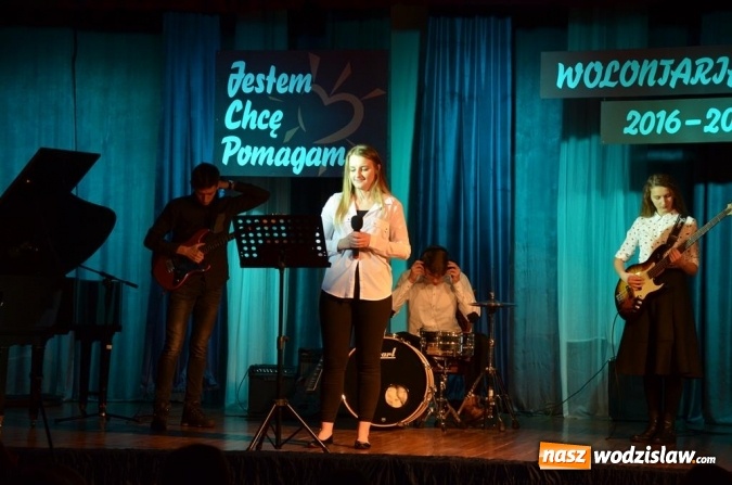 Zdjęcie w galerii na portalu naszwodzislaw.com: Zyskują, dając siebie. Kolejni uczniowie podejmują służbę wolontariacką wiadomości z regionu