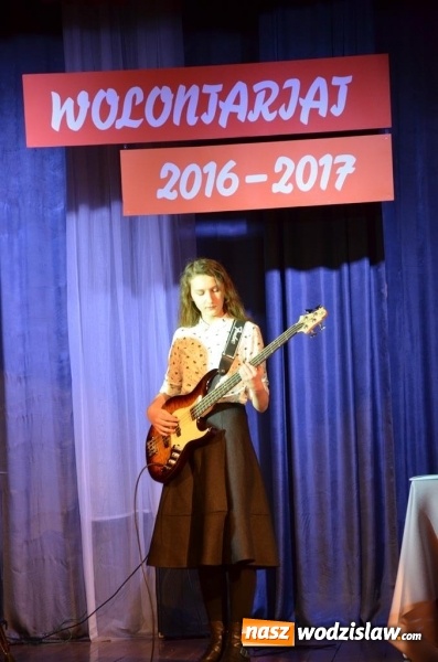 Zdjęcie w galerii na portalu naszwodzislaw.com: Zyskują, dając siebie. Kolejni uczniowie podejmują służbę wolontariacką wiadomości z regionu