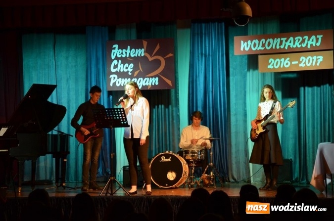 Zdjęcie w galerii na portalu naszwodzislaw.com: Zyskują, dając siebie. Kolejni uczniowie podejmują służbę wolontariacką wiadomości z regionu