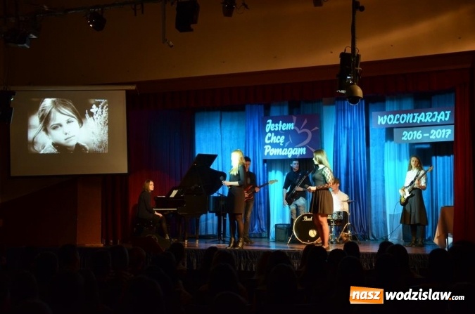 Zdjęcie w galerii na portalu naszwodzislaw.com: Zyskują, dając siebie. Kolejni uczniowie podejmują służbę wolontariacką wiadomości z regionu