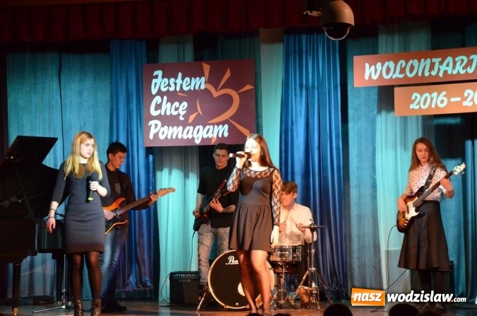 Zdjęcie w galerii na portalu naszwodzislaw.com: Zyskują, dając siebie. Kolejni uczniowie podejmują służbę wolontariacką wiadomości z regionu