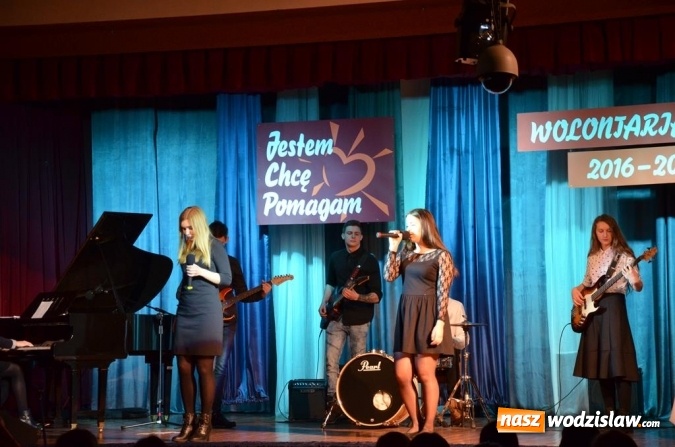 Zdjęcie w galerii na portalu naszwodzislaw.com: Zyskują, dając siebie. Kolejni uczniowie podejmują służbę wolontariacką wiadomości z regionu