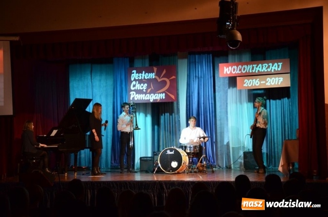 Zdjęcie w galerii na portalu naszwodzislaw.com: Zyskują, dając siebie. Kolejni uczniowie podejmują służbę wolontariacką wiadomości z regionu