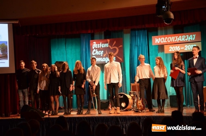 Zdjęcie w galerii na portalu naszwodzislaw.com: Zyskują, dając siebie. Kolejni uczniowie podejmują służbę wolontariacką wiadomości z regionu